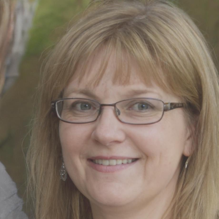 Directrice générale de sylnaxithhubithhub présentant la stratégie d'entreprise
